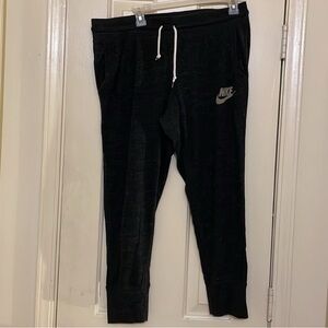 Nike Women’s Cropped Pants — Size Large
